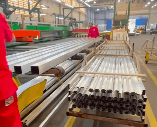 Linha de produção de perfis de alumínio na fábrica do Grupo ISA